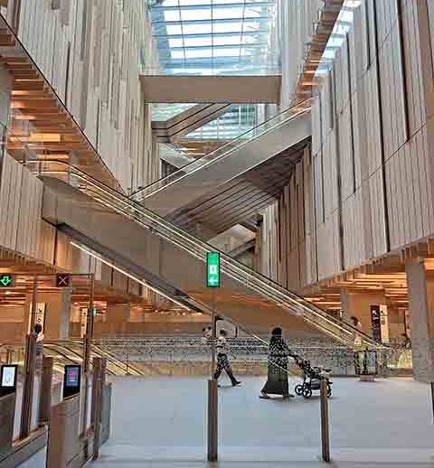 Com 35 metros de altura, o edifício permite que a luz natural chegue até as plataformas situadas 28 metros abaixo do solo. O projeto também incorpora mais de 100 esculturas inspiradas em figuras paleolíticas femininas, estabelecendo um elo simbólico entre passado e futuro.