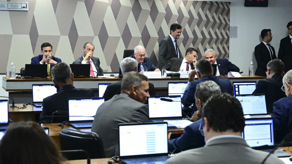 CCJ aprovou a escala com dois dias de folga, mas mudança na carga horária será gradual ao longo dos próximos quatro anos. Entenda