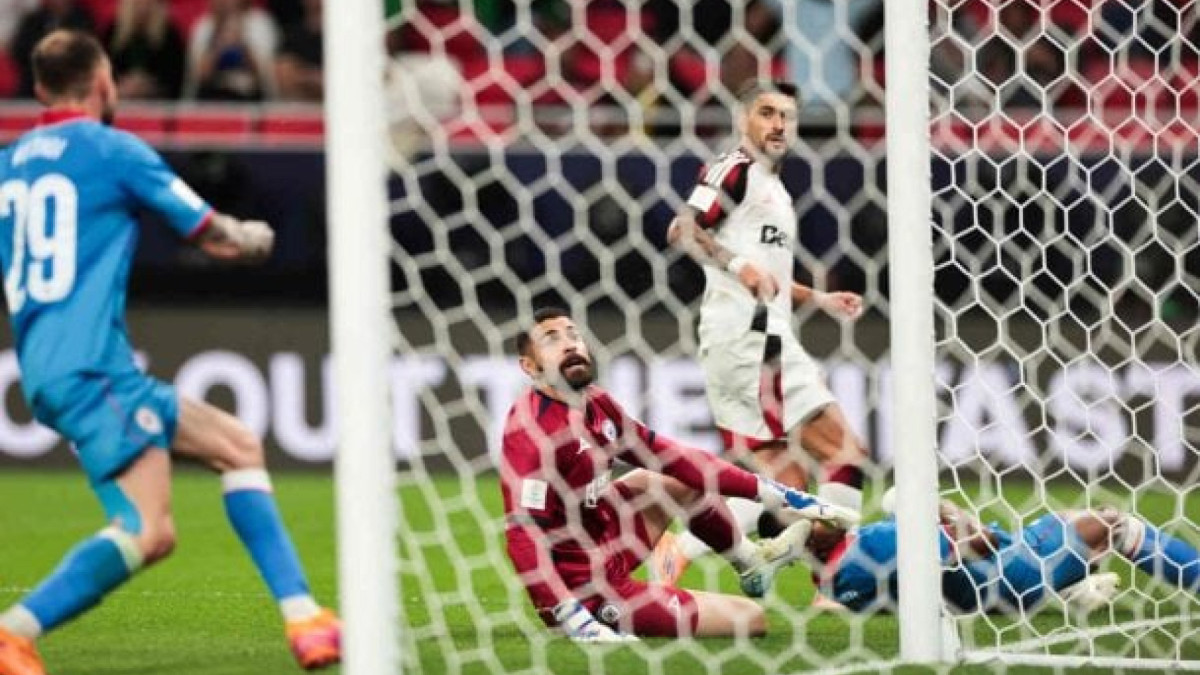 Craque anota os dois gols do Fla em vitória sobre o Cruz Azul (MEX) e explica como foram seus tentos