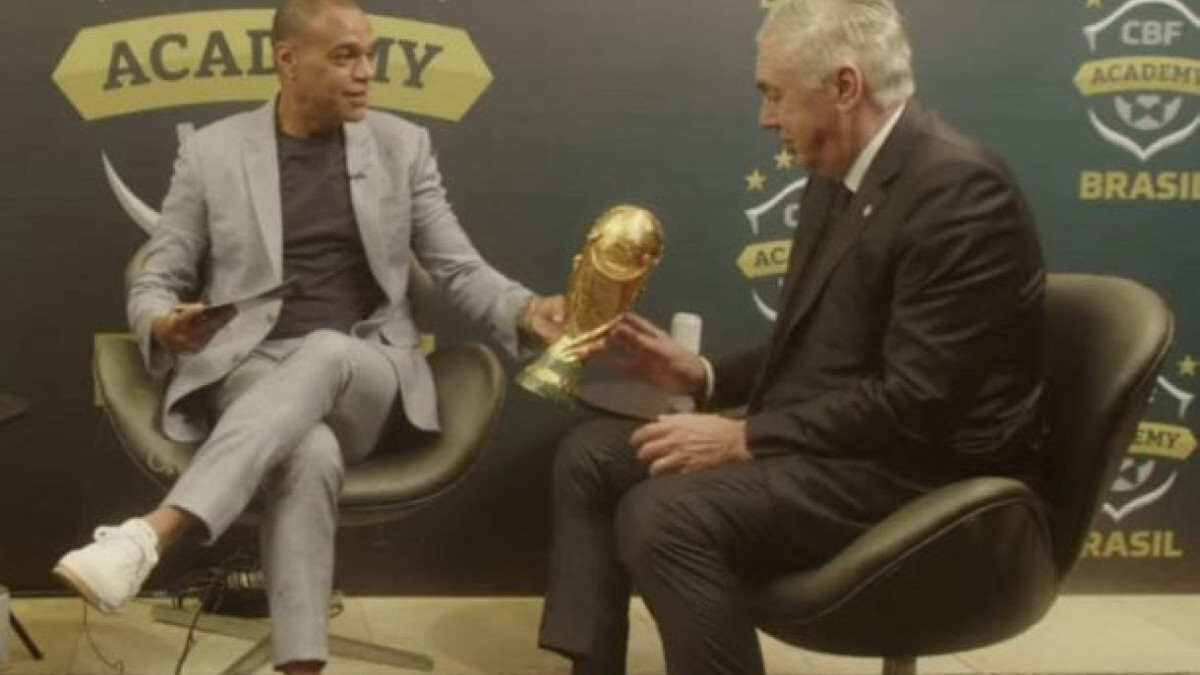 Técnico da equipe nacional e ex-jogador se encontram em evento da CBF. Italiano interage com réplica da taça da Copa do Mundo
