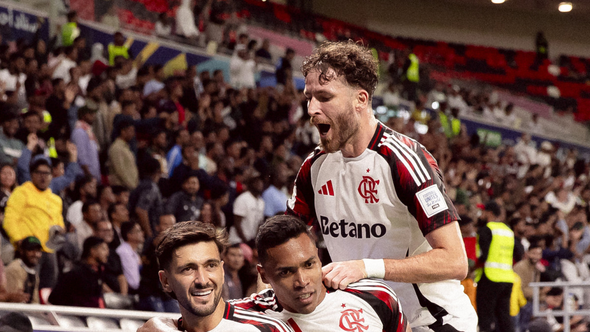 Jogadores do Flamengo comemorando o gol marcado por Arrascaeta contra o Cruz Azul. Próximo jogo será contra o Pyramids, do Egito.