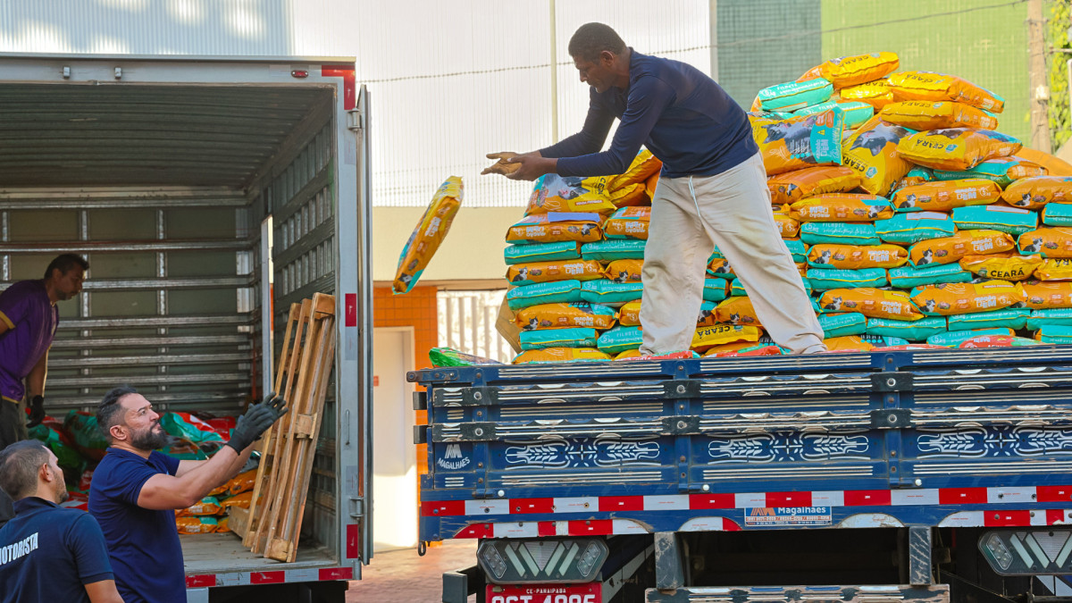 Secretaria da Proteção Animal do Ceará (Sepa) realizou a entrega de 7 toneladas de ração a protetores de animais independentes e ONGs
