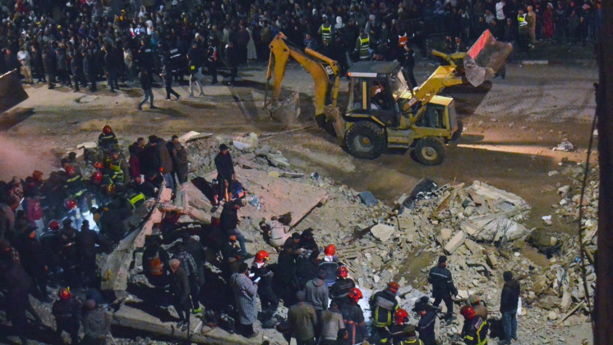 Equipes de emergência procuram vítimas nos escombros de dois prédios que desabaram na área de Al Massira, em Fez, no fim do dia 9 de dezembro de 2025. Dois prédios de quatro andares desabaram na cidade marroquina de Fez, matando pelo menos 19 pessoas, informou a agência de notícias estatal em 10 de dezembro