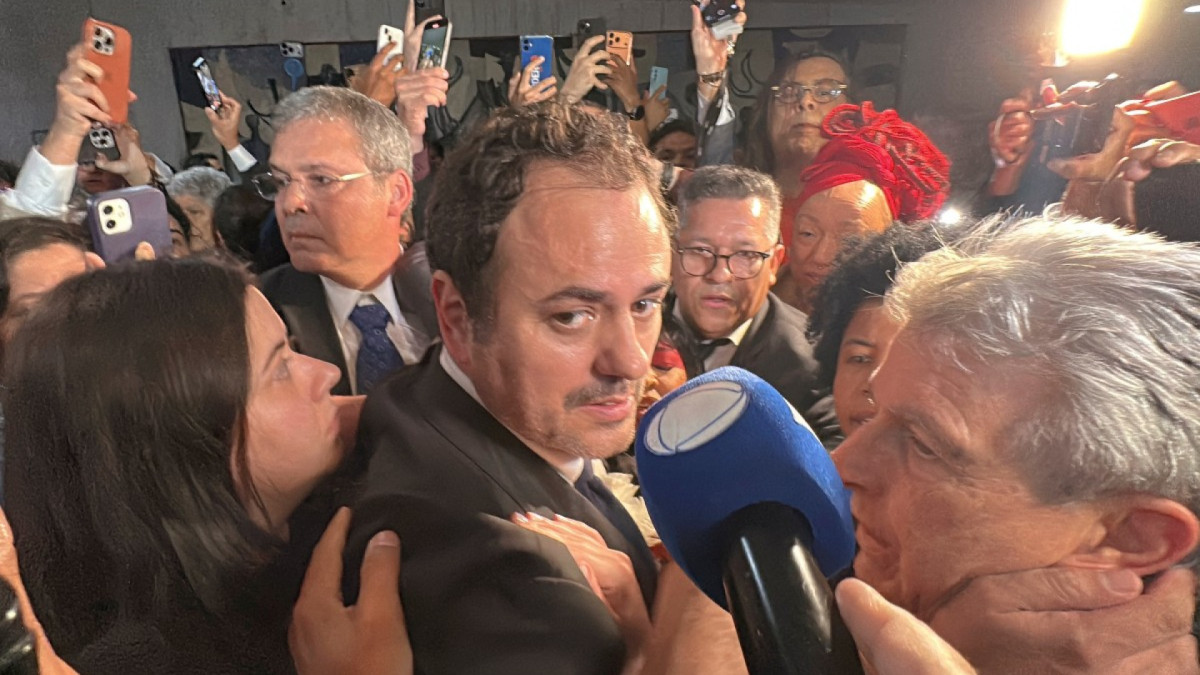 Tumulto na retirada de Glauber Braga da mesa diretora da Câmara