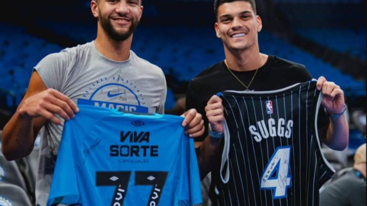 Gabriel Brazão compareceu ao jogo do Orlando Magic e deu uma camisa do Peixe ao armador Jalen Suggs 