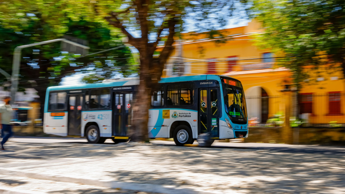 Imagem de apoio ilustrativo: onibus na Avenida da Universidade em frente a Casa do Bar&atilde;o de Camocim