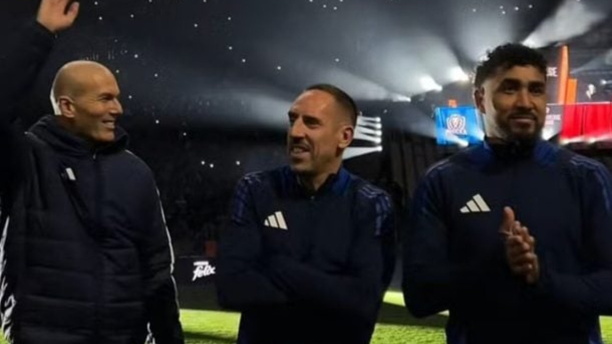 Meia francês enfrenta batalha judicial no Brasil enquanto participa de eventos de lendas na Europa; jogador mantém foto de São Januário em perfi