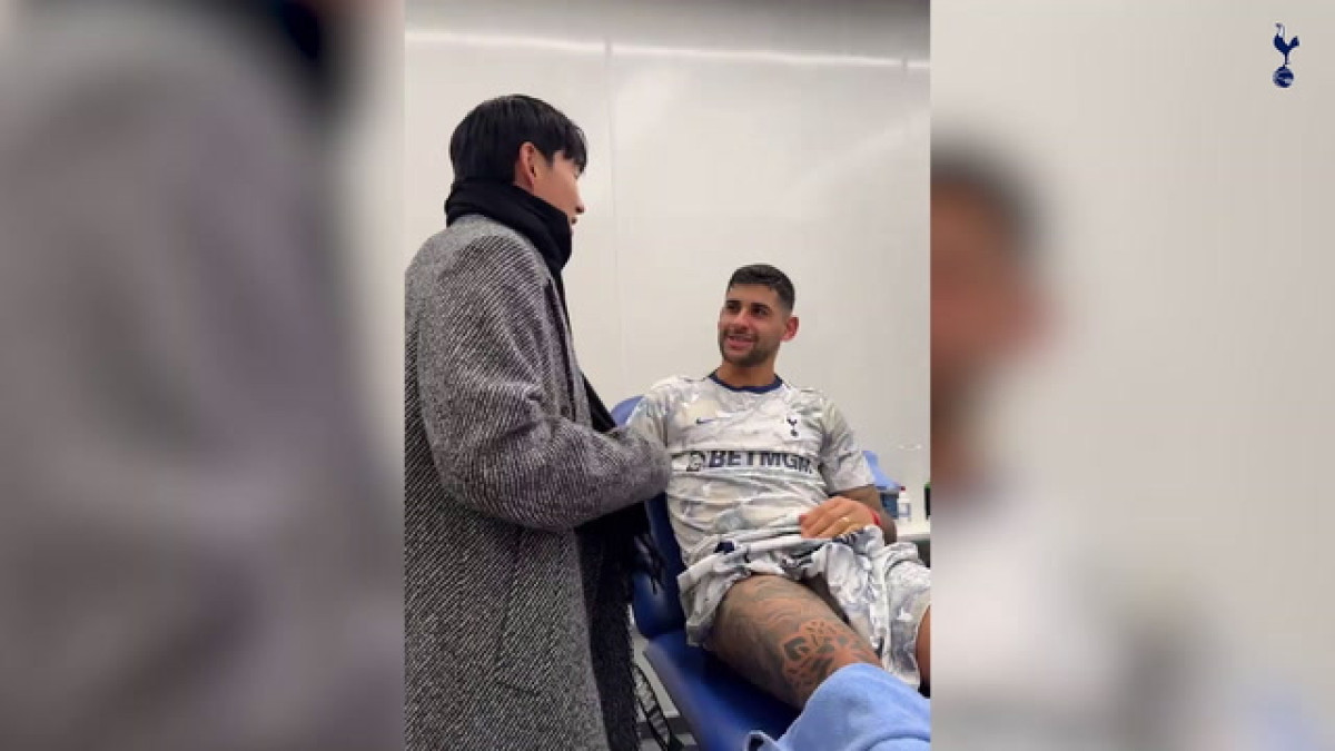 Son se reencontra com o capitão Romero e Richarlison após vitória sobre o Slavia