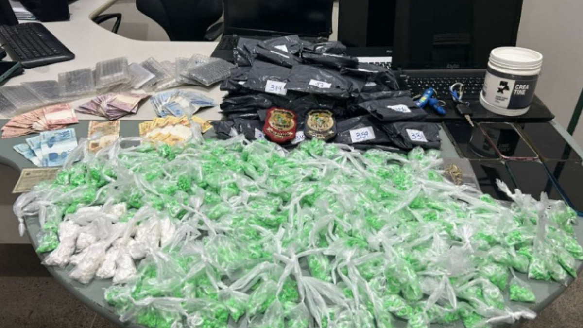 Durante as capturas, cerca de oito mil pedras de crack e 200 trouxinhas de cocaína foram apreendidos