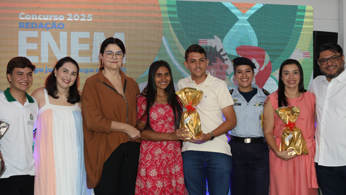 Alunos receberam premiação das mãos da presidente da Fundação Demócrito Rocha, Luciana Dummar e de autoridades da Seduc