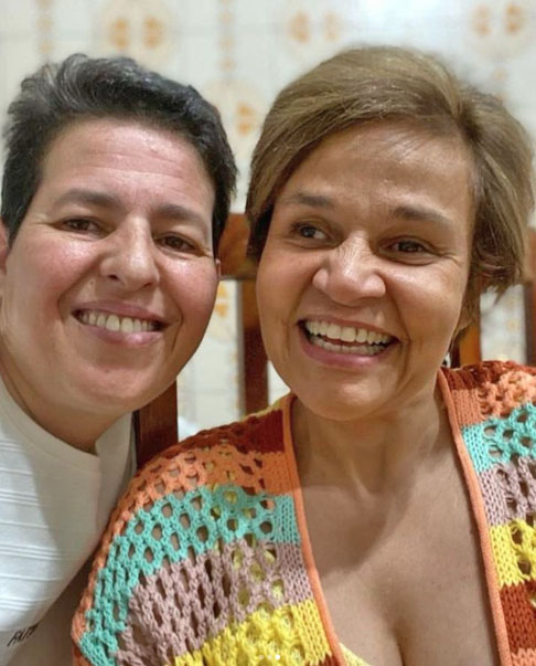 Adriane era assessora de imprensa da atriz e responsável por divulgar informações sobre seu estado de saúde em razão do diagnóstico de esclerose múltipla. A aproximação entre as duas ocorreu em 2015, durante o período de cuidados intensivos após o transplante de células-tronco ao qual a atriz foi submetida, quando o vínculo pessoal se fortaleceu.
