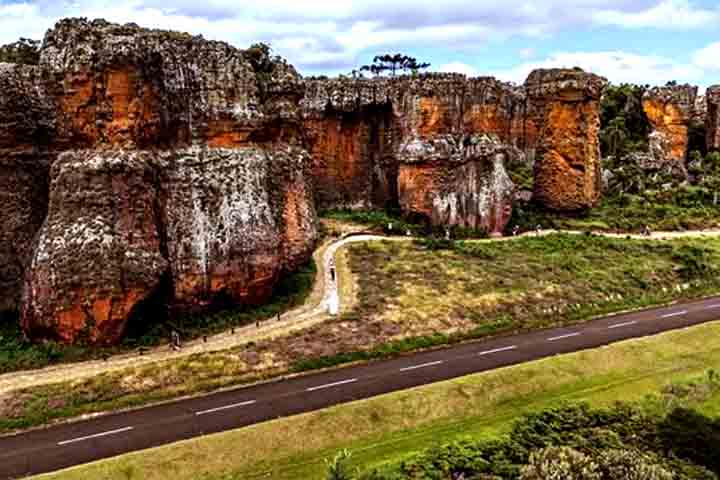 O parque abrange cerca de 3.122  hectares e encontra‑se a aproximadamente 20 km do centro da cidade e 100 km de Curitiba.