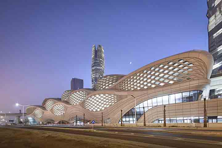 6º) Estação KAFD, em Riad (Arábia Saudita): A Estação KAFD marca a transformação de Riad, que há 25 anos não tinha transporte público e hoje abriga a maior rede automatizada do mundo.
