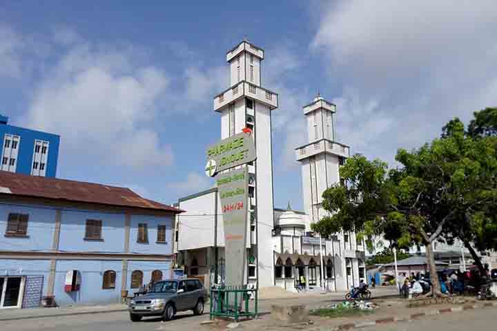 Sua capital constitucional é Porto-Novo, mas Cotonou é a maior cidade e o centro econômico e governamental de fato.