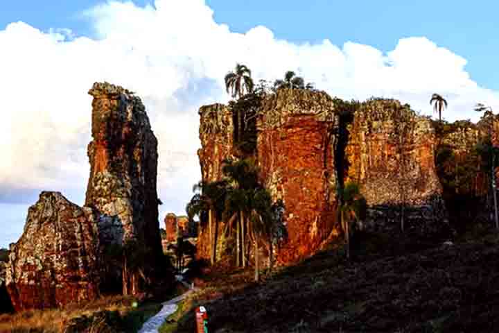 Criado em 1953 e tombado como Patrimônio Histórico e Artístico do Estado em 1966, o Parque Estadual de Vila Velha é considerado o primeiro parque do Paraná.