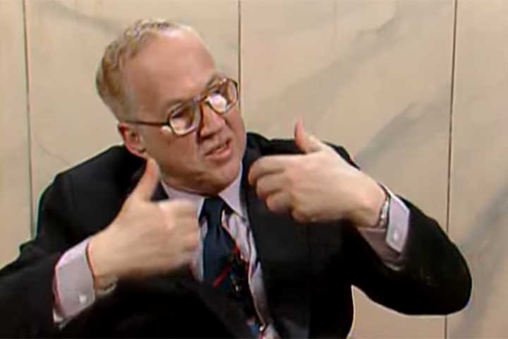 No texto, com o título “Caetano, pajé doce e maltrapilho”, Francis fez elogios ao talento do artista como compositor, mas disse, entre outras coisas, que ele havia virado “um totem” ao falar “de tudo com autoridade imediatamente consagrada pela imprensa”. 
