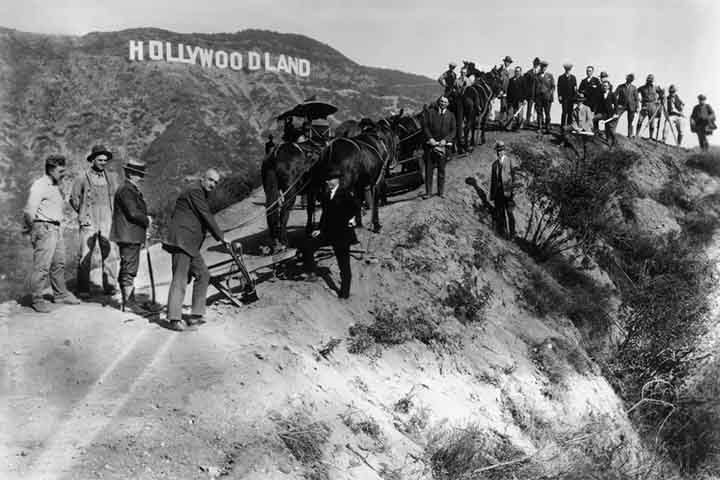 Episódios trágicos ajudaram para que o letreiro se transformasse em emblema, como o suicídio em 1932 da jovem Peg Entwistle, que a mídia noticiou como o de uma atriz atormentada por sua carreira. Ela tirou a vida pulando do letreiro e tinha apenas 24 anos.