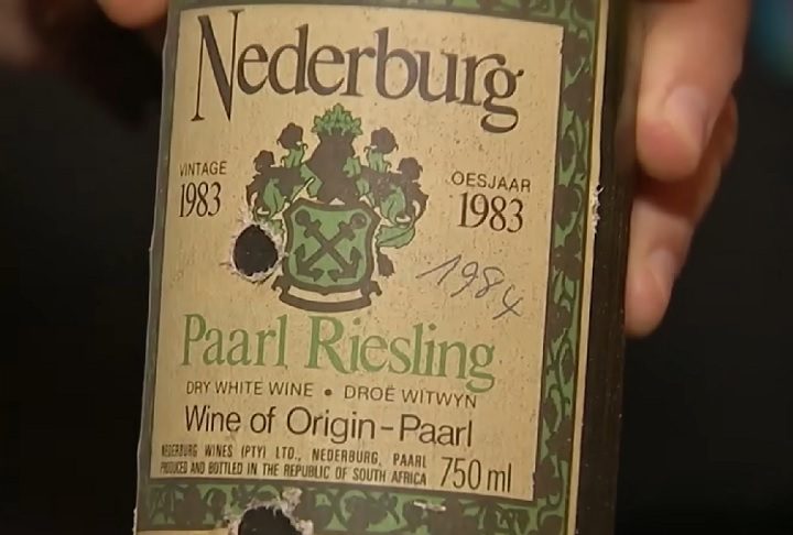 A adega, identificada na planta como cave (caverna, em português), estava apenas empoeirada, mas com rótulos e rolhas preservados.