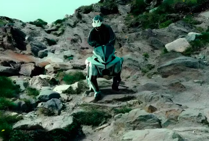 Feitos de borracha, os “cascos ajudam a manter o equilíbrio, mesmo em terrenos irregulares.