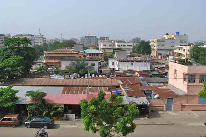 A cidadania concede o direito de morar no país e um passaporte, mas não o direito de votar (exceto para quem obtém a cidadania plena, após cinco anos de residência).