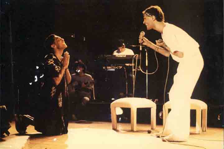 Em 7 de julho de 1990, Cazuza morreu em seu apartamento, em Ipanema, aos 32 anos, por um choque séptico causado pela AIDS. Ao enterro, no cemitério São João Batista, no Rio de Janeiro, compareceram mais de mil pessoas, entre parentes, amigos e fãs.