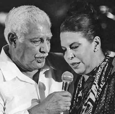 Autodidata no violão, Dorival começou a compor ainda jovem e logo levou para suas canções o universo que o cercava - o mar, os pescadores, as mulheres da praia, a religiosidade e a cadência da vida baiana.
