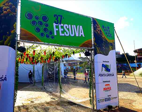 Além disso, eventos como a MunchenFest, que celebra as tradições germânicas, e a Festa da Uva são realizados anualmente e atraem turistas.