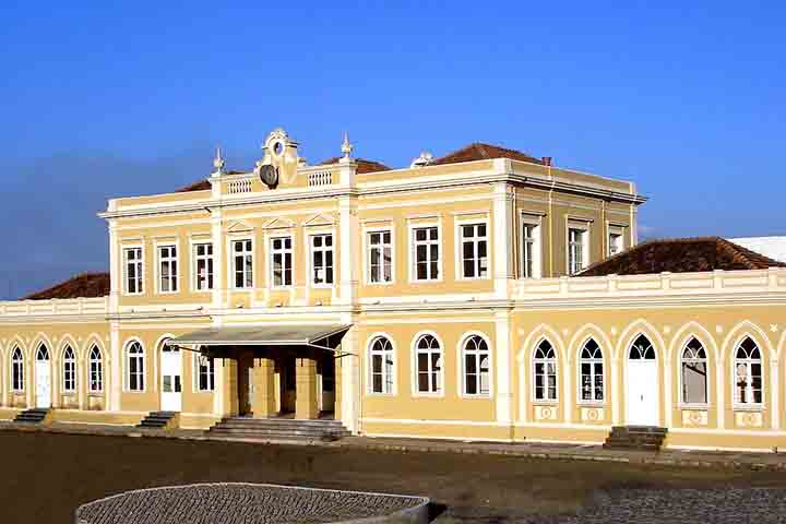 O prédio da antiga estação ferroviária de Ponta Grossa e o Museu Campos Gerais são outros pontos que atraem a atenção.