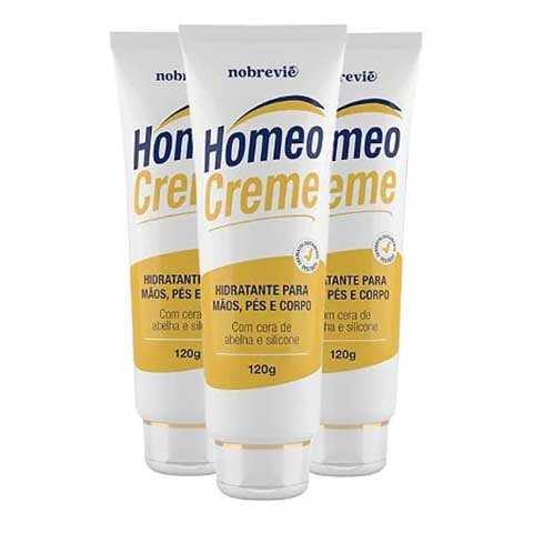 No setor de cosméticos, a cera de abelha ocupa posição de destaque, principalmente em produtos voltados à hidratação e à proteção da pele. Sua composição rica em ésteres, ácidos graxos e hidrocarbonetos permite que ela forme uma película protetora que reduz a perda de água sem bloquear os poros. 
