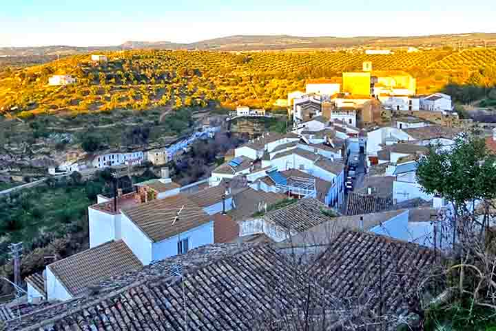Além das formações rochosas, Setenil também se destaca por seu patrimônio histórico. O castelo medieval, conhecido como Castillo, oferece vista panorâmica da cidade e do vale do rio Guadalporcún, revelando a harmonia entre rocha, espaços verdes e arquitetura branca. 
