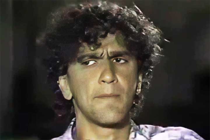 “A letra é meio contra o Paulo Francis, uma resposta àquele estilo de gente que queria desrespeitar o que era brasileiro, o que era baiano, a contracultura, a cultura pop, todo um conjunto de coisas que um certo charme jornalístico, tipo Tom Wolf, detestava e agredia”, explicou Caetano no livro “Sobre as letras”, organizado por Eucanaã Ferraz (Cia das Letras, 2003). 
