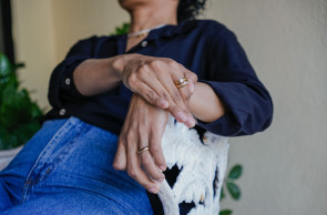 FORTALEZA, CEARÁ, BRASIL, 10-12-2025: Reportagem sobre corpos que recomeçam. Na foto, Rebeca, de 36 anos, diagnosticada com distonia cerebral, que afeta sua mobilidade e equilíbrio. (Foto: Fernanda Barros/ O Povo)