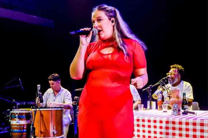 Três gerações de músicos mantêm o nome vivo, cada qual com sua identidade, mas unidos por uma herança que privilegia a harmonia, o lirismo e o respeito pela canção. De Dorival a seus filhos e, mais recentemente, aos netos que também se aventuram na música, como a cantora Alice Caymmi, filha de Danilo 
