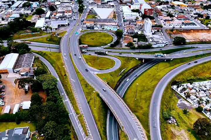 Conhecido como a “Princesa dos Campos”, o município é um importante entroncamento rodoviário, ligando diversas regiões do Sul do Brasil.