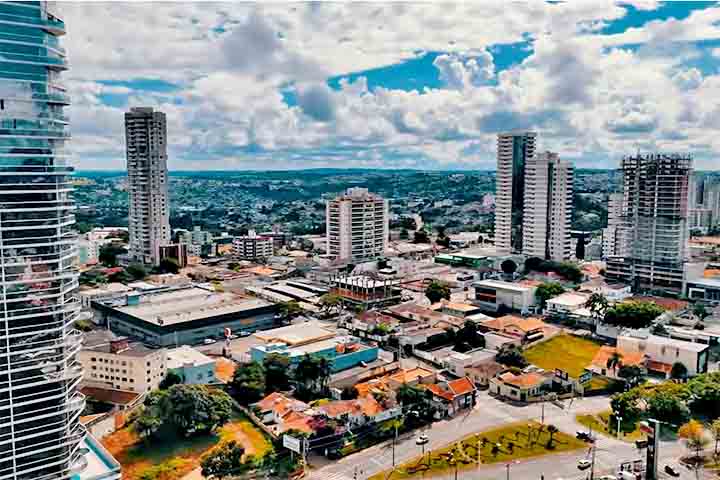Com aproximadamente 370 mil habitantes, Ponta Grossa é a quarta maior cidade do Paraná, situada no coração dos Campos Gerais, a cerca de 100 km de Curitiba.