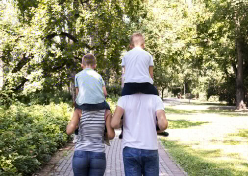 Legislação que prioriza guarda compartilhada em casos de divórcio passou a valer em 2014. Dez anos depois, dados refletem mudanças