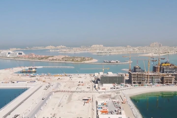 Estudos apontam impactos ambientais, como aumento da temperatura da água e perda de circulação marinha. 