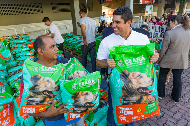 Na foto o protetor Wellington Gadelha, que cuida de 250 cachorros em um abrigo no município do Eusébio