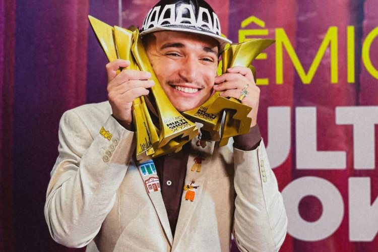 João Gomes com os quatro troféus no Prêmio Multishow 2025