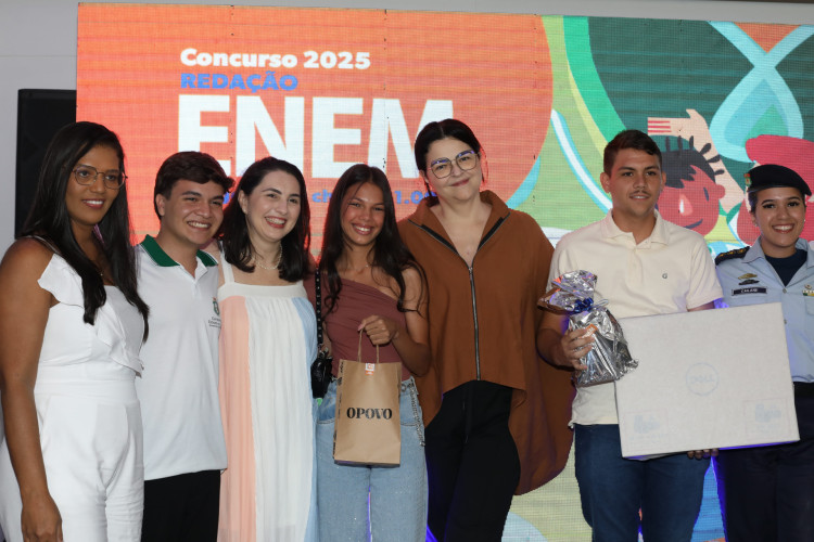 Alunos receberam premiação das mãos da presidente da Fundação Demócrito Rocha, Luciana Dummar e de autoridades da Seduc