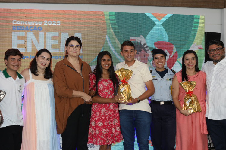 Alunos receberam premiação das mãos da presidente da Fundação Demócrito Rocha, Luciana Dummar e de autoridades da Seduc