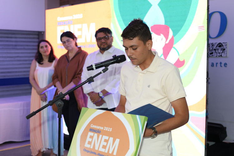 Nayon Duarte, 17 aluno do EEEP Wellington Belem de Figueiredo, vencedor da melhor redação, recitou o texto ganhador do concurso durante a premiação