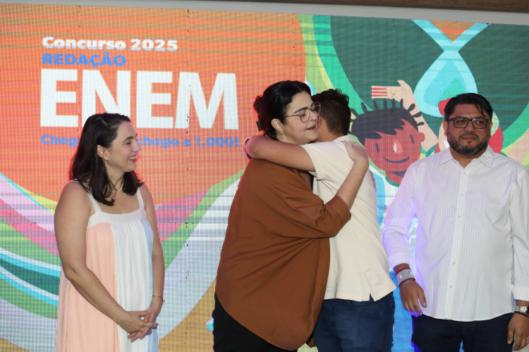 Alunos receberam premiação das mãos da presidente da Fundação Demócrito Rocha, Luciana Dummar e de autoridades da Seduc