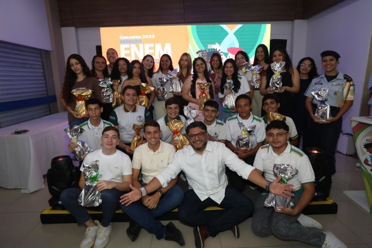 Solenidade de premiação do Concurso de Redação Enem MIX em parceria da FDR com a Seduc-CE