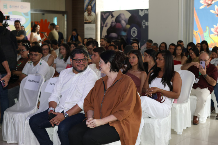 Helder Nogueira, secretário executivo de Equidade e Direitos Humanos da Seduc-Ce e Luciana Dummar, presidente do grupo OPOVO de comunicação. Solenidade de premiação do Concurso de Redação Enem MIX em parceria da FDR com a Seduc-CE