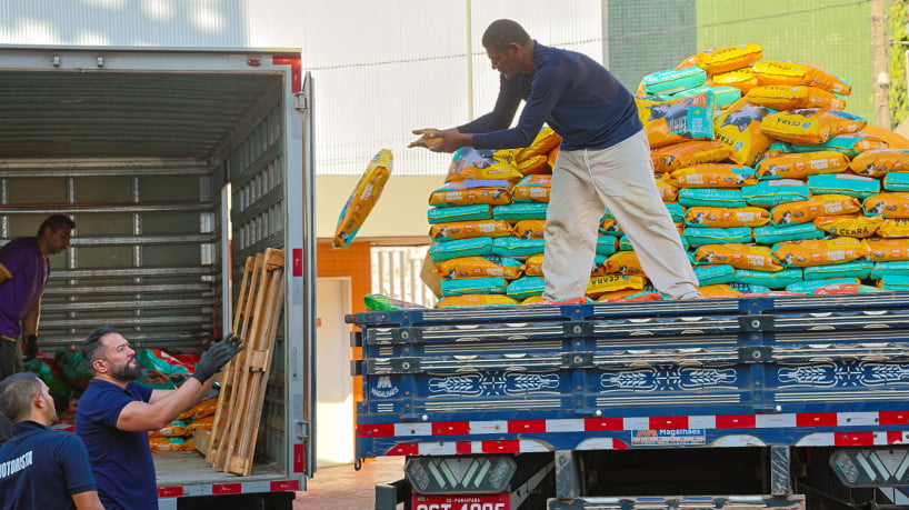 Secretaria da Proteção Animal do Ceará (Sepa) realizou a entrega de 7 toneladas de ração a protetores de animais independentes e ONGs 
