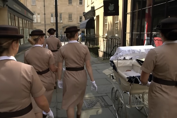 As mesmas regras se aplicam se as alunas forem vistas ingerindo bebida alcoólica ou frequentando redes de fast food enquanto usam o uniforme.