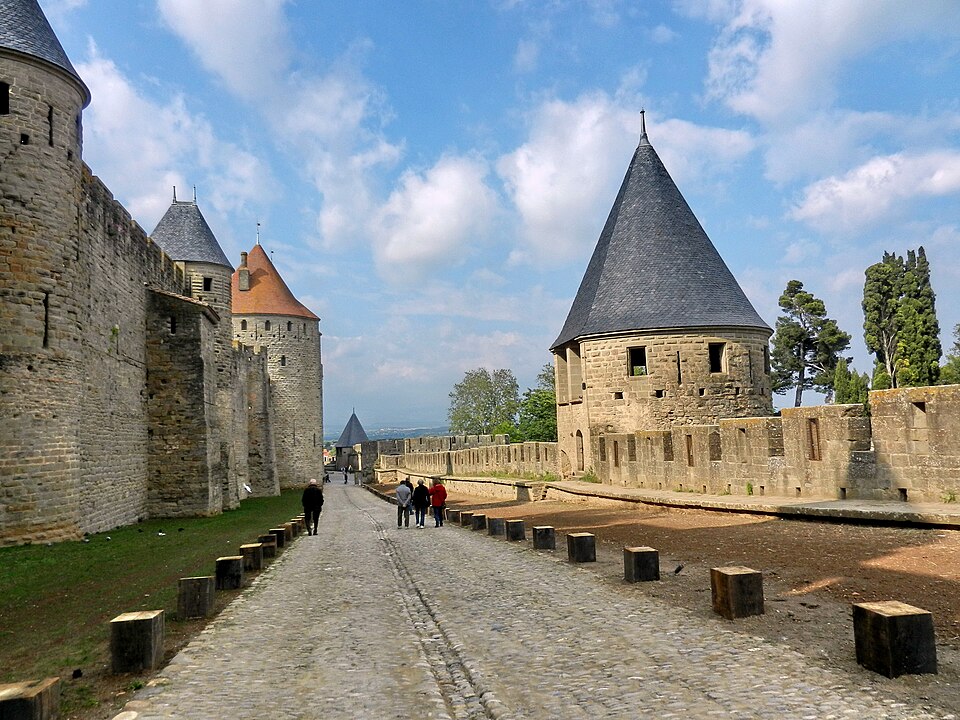 O acesso à Cité é gratuito, embora museus e castelo tenham entradas pagas; muitos visitantes passeiam pelas muralhas.