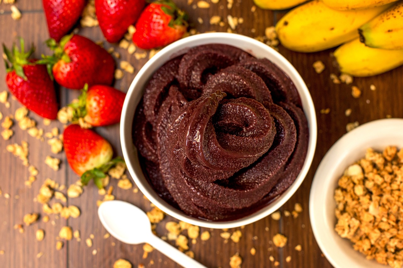 O açaí pode contribuir, pois possui propriedades antioxidantes, como a vitamina E, que protegem os folículos contra danos e inflamações. Além de nutrientes como ácidos graxos essenciais, que fortalecem a fibra capilar e previnem a quebra dos fios.