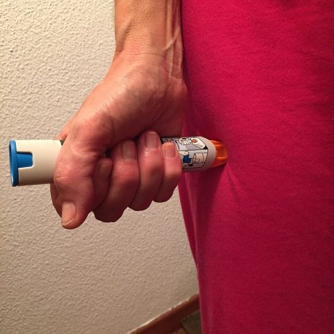 A adrenalina ainda pode ser aplicada via intramuscular, considerada a mais segura e recomendada para anafilaxia, e via nebulização, para crises respiratórias como laringite. 